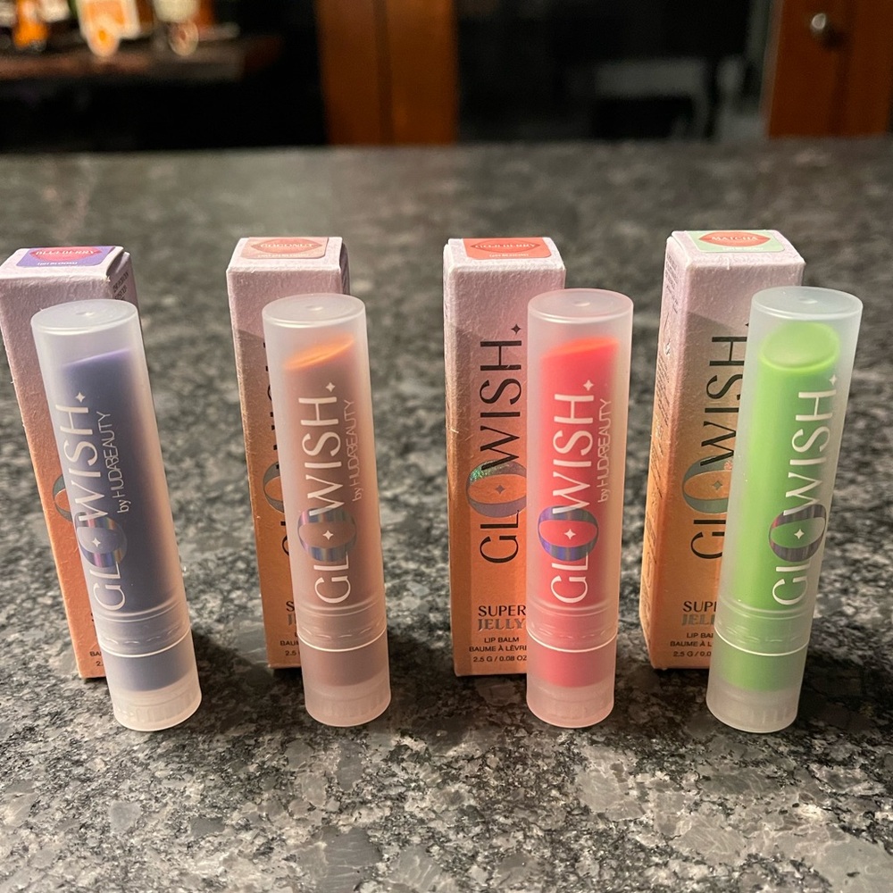 Huda GloWish Super Jelly Lip Balm in Blueberry, Matcha, Goji Berry or Coconut - Picture 14 of 14